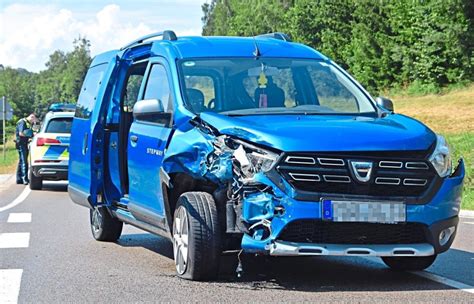 Dacia Fahrer übersieht beim Abbiegen VW Bus Hoher Sachschaden nach