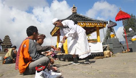 Ritual Yadnya Kasada Di Kawah Gunung Bromo Foto Tempo Co