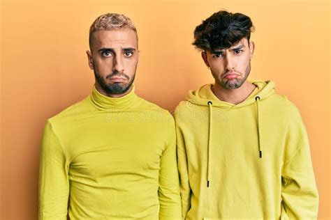 Homosexual Gay Pareja De Pie Juntos Usando Ropa Amarilla Deprimido Y Preocupaci N Por Angustia