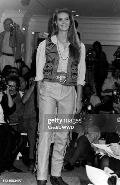 14 Elle Macpherson 1989 Photos & High Res Pictures - Getty Images