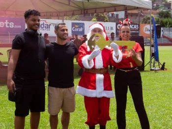 Chegada Do Papai Noel Atrai Centenas De Pessoas Ao Campo Do Guarani