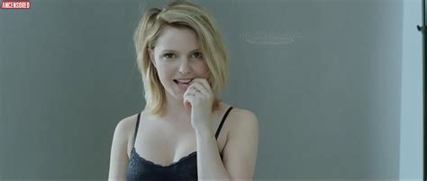 Sarah Jeanne Labrosse nude pics página