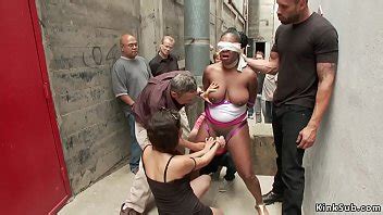 Ébène aux gros seins naturels est baisée à l extérieur XVIDEOS