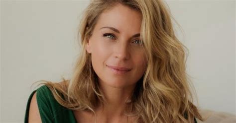 Ludwika Paleta Presume Abdomen Plano En Diminuto Bikini Que Marca La Cintura