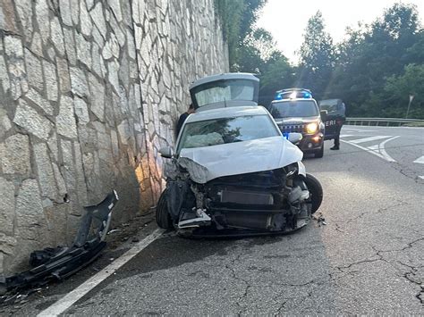 Valdilana Auto Esce Fuori Strada Al Bivio Di Crocemosso Foto