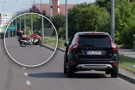 Zderzył się SUV em i koziołkował po asfalcie Młody motocyklista