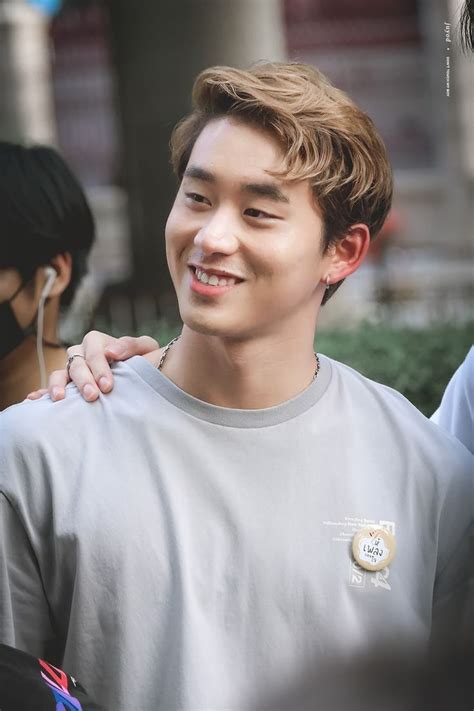 Hot boy tuyển bơi Thái Lan được khán giả Việt Nam vây kín xin chữ ký