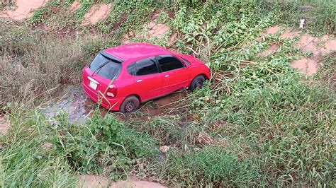 Accidente en la Ruta Transchaco Vehículo cae en desagüe pluvial tras