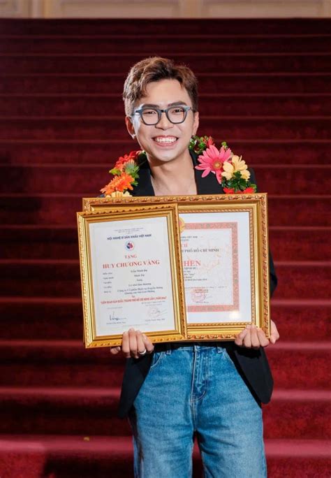 H Ng Ng Khoe Nh Ch P V I H Ng Di M Di P L M Anh G I C M V I Bikini Sao Vi T Vi T Gi I Tr