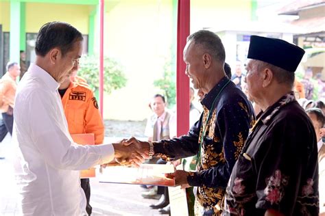 Kunker Ke Jateng Jatim Presiden Jokowi Gencar Sebar Bansos Kompas Id