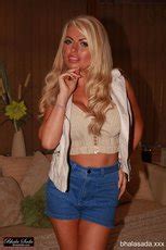 Stunning Blonde Babe Brooke Lee Puts Her Big Cleavage On Display Photos