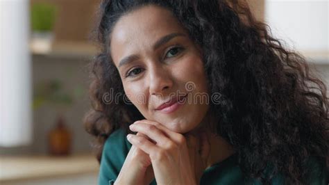 Hermosa Sensual Hermosa Mujer Arabia Hispánica Magnífico Y Elegante Mujer Brunette Novia Modelo