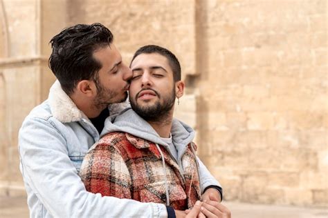 Cerca De Una Joven Pareja Gay Amorosa Abraz Ndose En La Calle Foto Premium