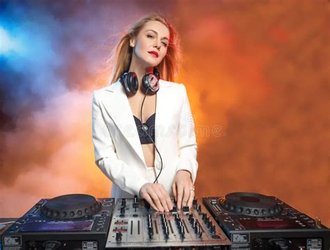 Belle Fille Du DJ De Blonde Sur Des Plate Formes La Partie Photo Stock Image Du Musical