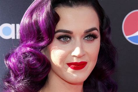 Katy Perry Goes Nude To Flaunt Her Baby Bump In Dreamy Daisies Music Video Designtaxi