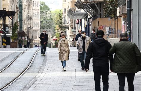 Taksim Meydanı ve İstiklal Caddesi nde Maske Zorunluluğu ve 3 Metre