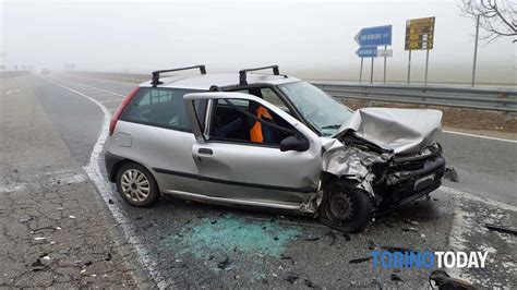 Incidente Fuori Dallo Svincolo Chivasso Ovest Scontro Tra Due Auto