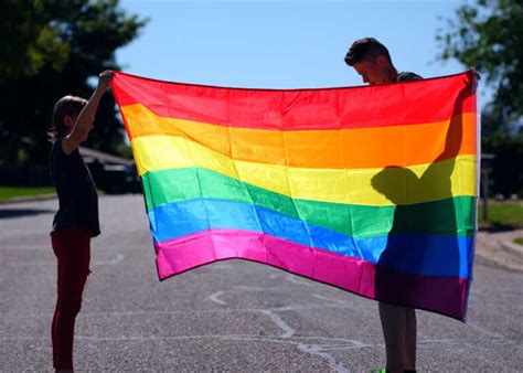La gota que colmó el vaso Padre retira a sus hijos de escuela pública por adoctrinamiento gay
