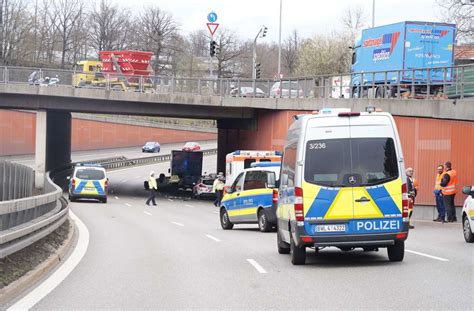 Auto überschlägt sich auf der B14