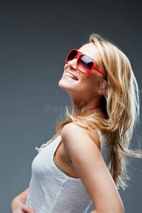 Lebhafte Blonde Frau Mit Einem Reizenden Lächeln Stockbild Bild von haar beiläufig 43012387