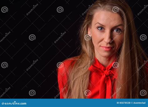Belle Jeune Femme Blonde Dans Une Chemise Rouge Posant Dans Un Studio O Photo Stock Image Du