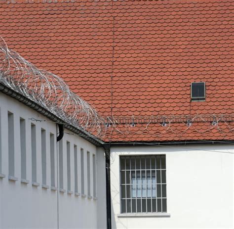 Handyschmuggel und Sex mit Gefangenem Strafe für Ex Beamtin WELT