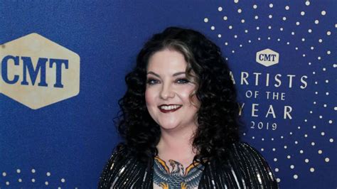 Ashley Mcbryde To Present Her Album Lindeville Live At The Ryman