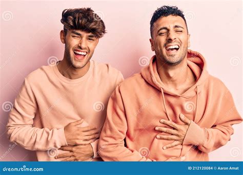 Joven Pareja Gay Con Ropa Casual Sonriendo Y Riendo Fuerte En Voz Alta Porque Divertido Chiste