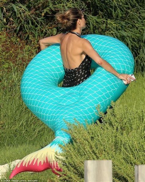 Heidi Klum Flaunts Her Bikini Body During Sun Soaked Day In Sardinia Daily Mail Online