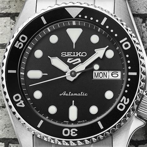 SEIKO 5 SPORTS SKX SERIES 38MM MID SIZE ดไซนแบบซรสดงจากอดต ใน