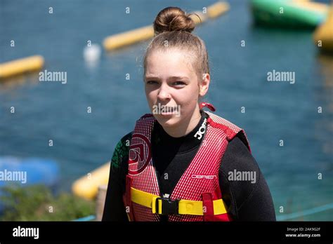 M Dchen Mit Neoprenanzug Fotos Und Bildmaterial In Hoher Aufl Sung