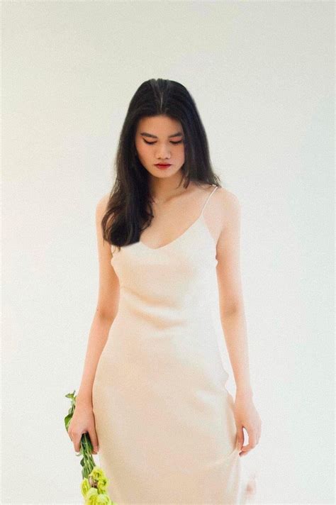 Hot girl bóng chuyền thi Hoa hậu mới xuất hiện đã diện váy trong suốt