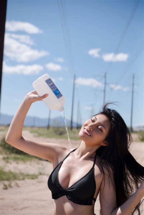 7 Hot Sexy Ling Chen Bikini Pics