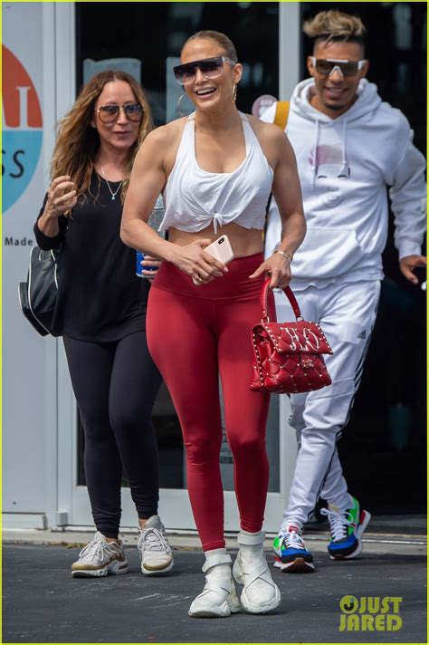 Jennifer Lopez Shows Off Her Abs At The Gym After Announcing New Show