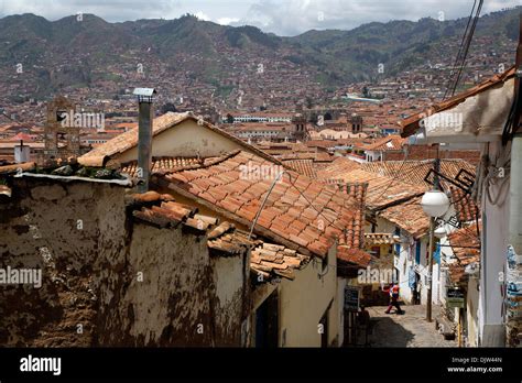 Escena De Una Calle En El Barrio De San Blas Con Vistas Sobre Los