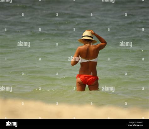 Sonnenhut und bikini Fotos und Bildmaterial in hoher Auflösung Alamy