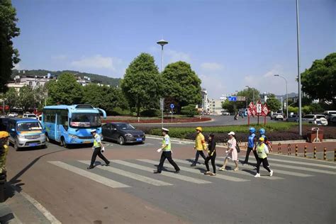 腾冲城管扶起八旬摔倒老人背后的暖心故事澎湃号·政务澎湃新闻 The Paper