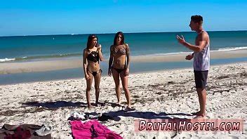 Esposa esclava entrenando a jóvenes turistas emocionados Felicity Feline y Jade XVIDEOS