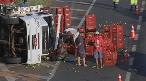 Caminh O Carregado Laranjas Tomba E Interdita Al A De Acesso Na