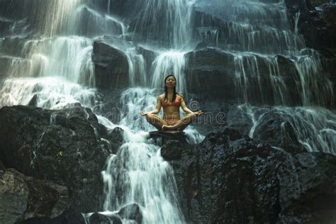 Natürliches Portrait Von Jungen Schönen Und Glücklichen Asiatischen Frauen in Bikini Genießen