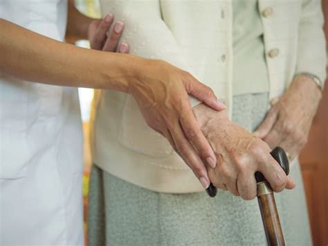 Caregiver La Cura Dei Familiari Malati Quasi Solo Una Questione