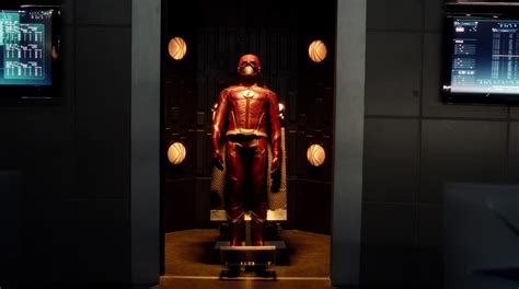 Imagen The New Flash Suit On Display At Star Labspng Wiki