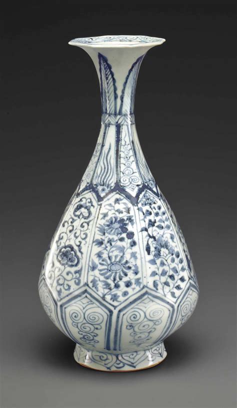 A VERY RARE BLUE AND WHITE FACETED BOTTLE VASE YUHUCHUNPING YUAN