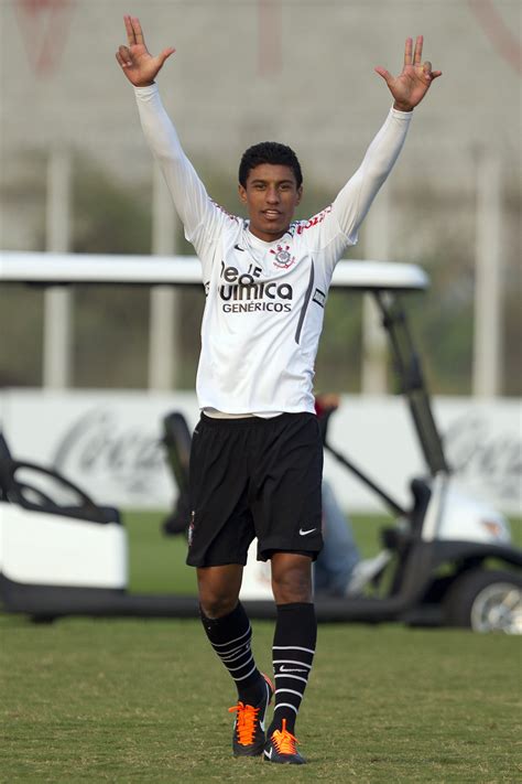 Paulinho Comemora Gol Em Rach O Durante O Treino Do Corinthians Que