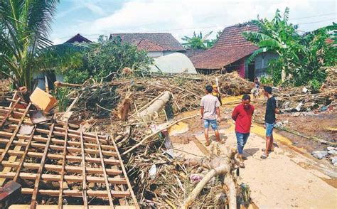 Diterjang Banjir Bandang Koran Jakarta