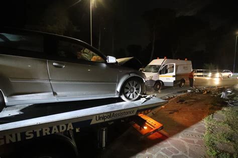 Ravenna Scontro Frontale Tra Due Auto Alla Rotonda Dei Pinaroli