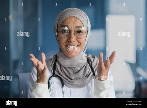 Hot Hijab Hi Res Stock Photography And Images Alamy