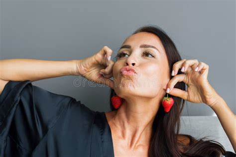 Junge Sch Ne Brunette Frau In Der Schwarzen Seidenbehandlung Stockbild Bild Von Schwarzes
