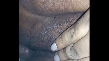 Enrrabando a gostosa e ela gemendo de tesão batendo siririca XVIDEOS