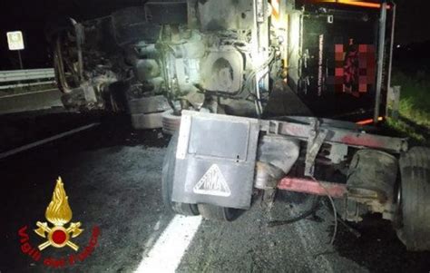 Paura A Latina Per Un Incidente Stradale Salvato Dalle Lamiere Il Conducente Di Un Tir Morto L